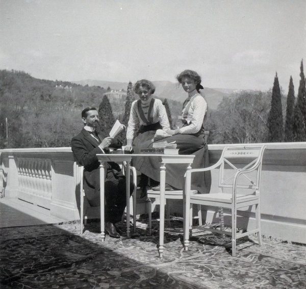 Пьер Жильяр с княжнами Ольгой и Татьяной. Крым, 1911 год
