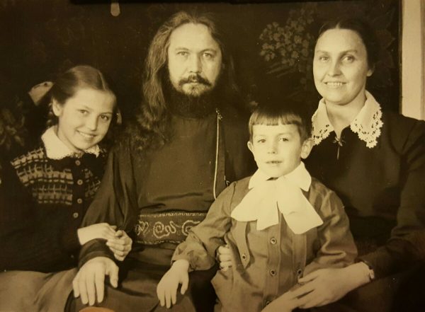 Отец Виктор, матушка Мария Борисовна, Алеша и Лиза. Из архива Елизаветы Викторовны Шиповальниковой