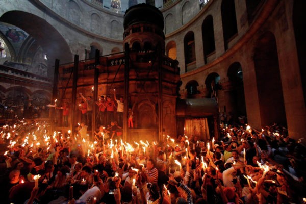 Благодатный огонь сошел в храме Воскресения Христова в Иерусалиме