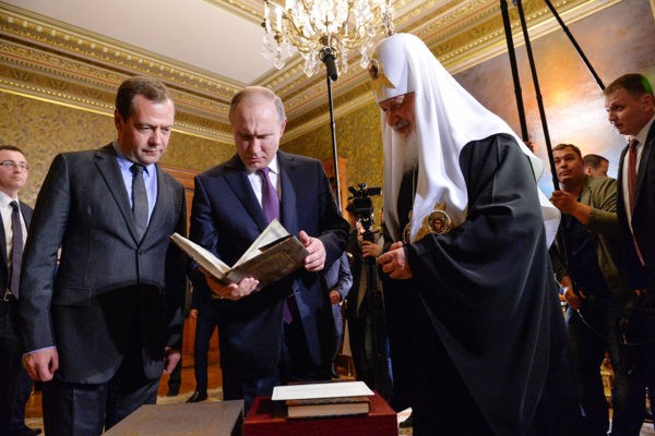 Владимир Путин и Дмитрий Медведев поздравили Патриарха Кирилла с днем тезоименитства (видео)