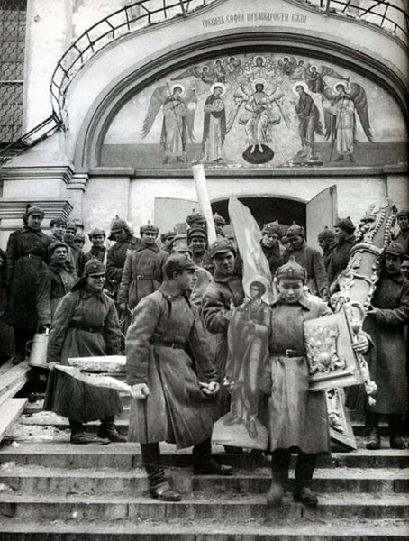 Красноармейцы на субботнике выносят церковное имущество из Симонова монастыря, 1925 год 