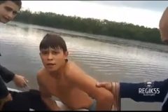 Опубликовано видео спасения юношей мужчины и двоих детей из Иртыша