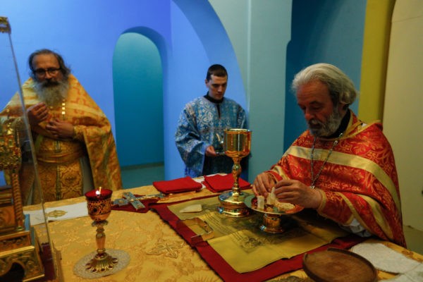 Протоиереи Александр Ильяшенко и Константин Кобелев в Покровском храме Бутырской тюрьмы