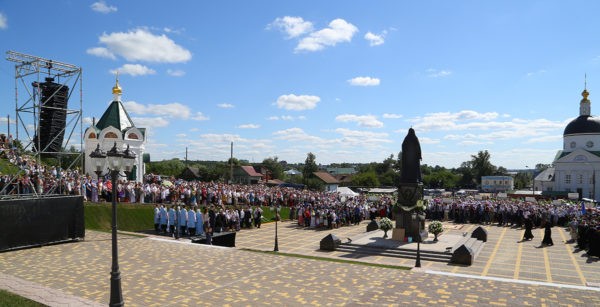Патриарх Кирилл освятил памятник Патриарху Сергию (Страгородскому) в Арзамасе