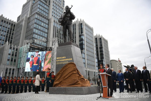 В российской столице установили монумент Калашникову
