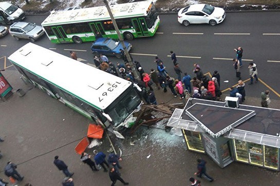 Автобус въехал в остановку на северо-западе Москвы