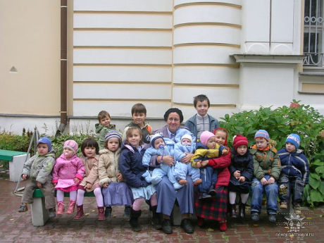 Матушка Мария Ильяшенко с внуками