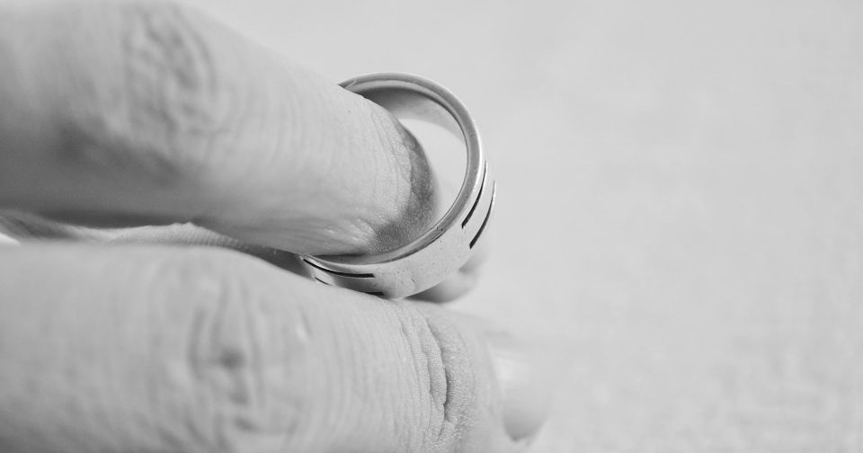 Сложности развода после 60 лет и советы как его пережить
