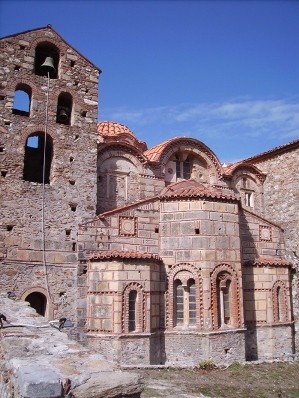 Снаружи алтари могут быть разных геометрических форм. На фото: шестигранный алтарь. Греция, Миста