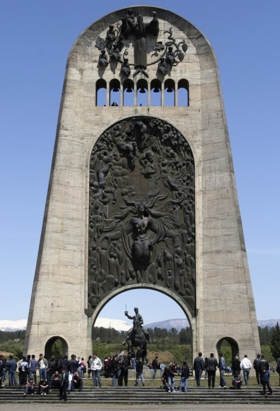 Меморила Славы до разрушения. Фото: Рейтерс