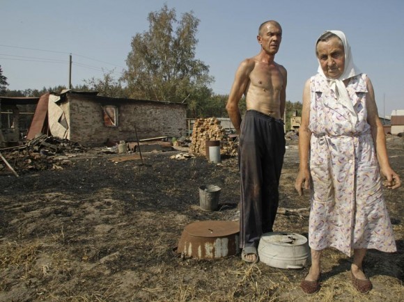 79-летняя Анна Исмайкина с зятем во дворе своего сгоревшего дома в Шуберском 79-летняя Анна Исмайкина с зятем во дворе своего сгоревшего дома в Шуберском