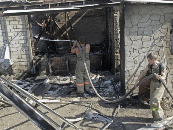 Пожарные тушат уже догорающий дом в воронежском лесу Пожарные тушат уже догорающий дом в воронежском лесу