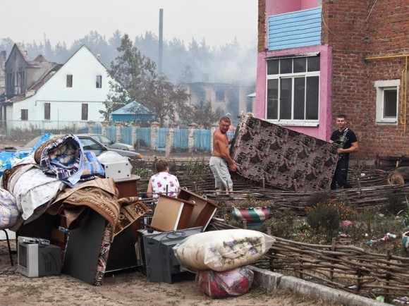 Жители Мохового стараются спасти остатки вещей Жители Мохового стараются спасти остатки вещей