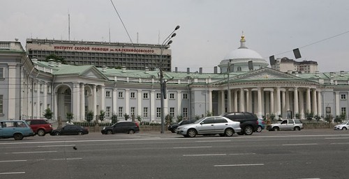 vid_s_ulitzy_500 Вид с улицы. Странноприимный дом - памятник великой и трогательной любви Н.П.Шереметева. В настоящее время здесь располагается НИИ скорой помощи имени Склифасовского