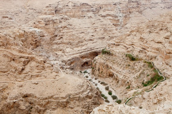 Ущелье Вади-Кельт. Паломники на пути к монастырю св.Георгия Хозевита.