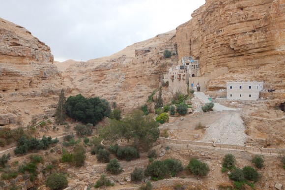 вид на монастырь с половины пути