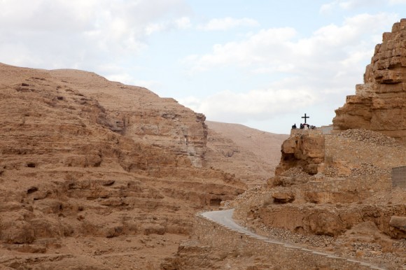 по пути к монастырю установлены кресты в качестве указателей