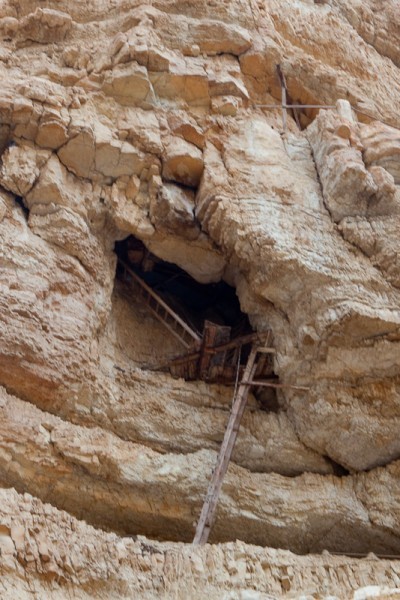 узкие лесенки ведут в кельи монахов, часть из них и сейчас обитаема