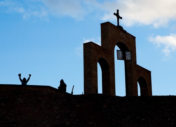 Ворота - начало пути к монастырю от стоянки автобуса.