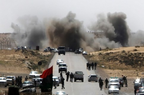 Авиация НАТО разбомбила военные склады в Ливии, фото AFP Авиация НАТО разбомбила военные склады в Ливии, фото AFP