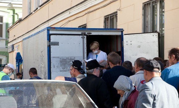 Лиза Глинки кормит бомжей. Фото Юлии Маковейчук