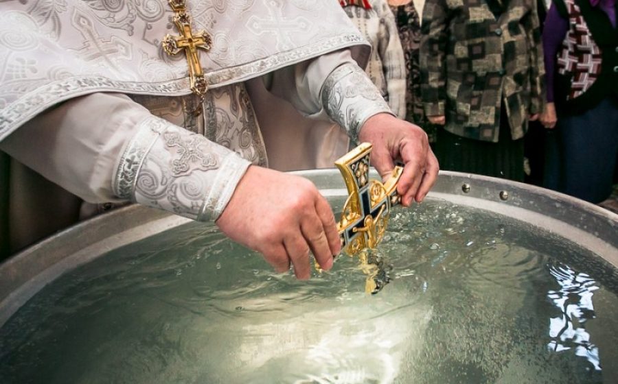 Почему вода на крещение становится священной: история и значение