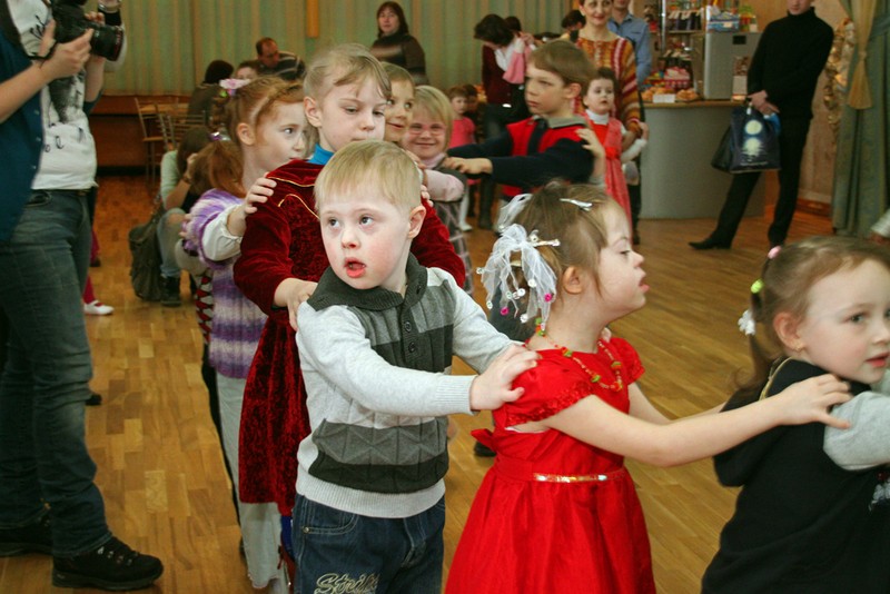 Танцующие дауны. Танцы для умственно отсталых детей. Дети с умственной отсталостью танцы. Танцы для детей с ОВЗ. Детей с дауном в театре.