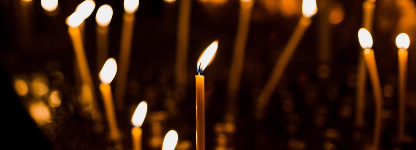 Как правильно ставить свечи в церкви