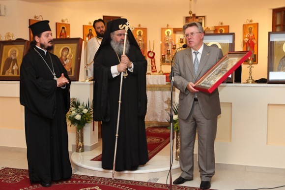 Освящение нового храма. А.Попов дарит храму икону. 