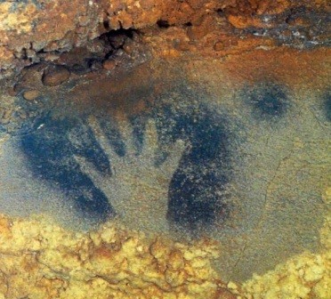 Отпечатки рук - «автографы» - доисторических людей. Пещера Пеш-Мерль, Франция, примерно 18 000 лет до н.э. Отпечатки рук - «автографы» - доисторических людей. Пещера Пеш-Мерль, Франция, примерно 18 000 лет до н.э.