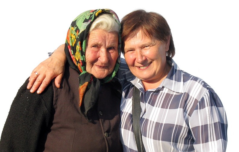Приснилось обнимает бабушка. Бабушка и прабабушка. Польская бабка. Две бабушки обнимаются.