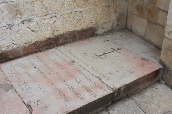 Возле греческой часовни Благовещения Успения Божией Матери похоронен русский игумен Серафим