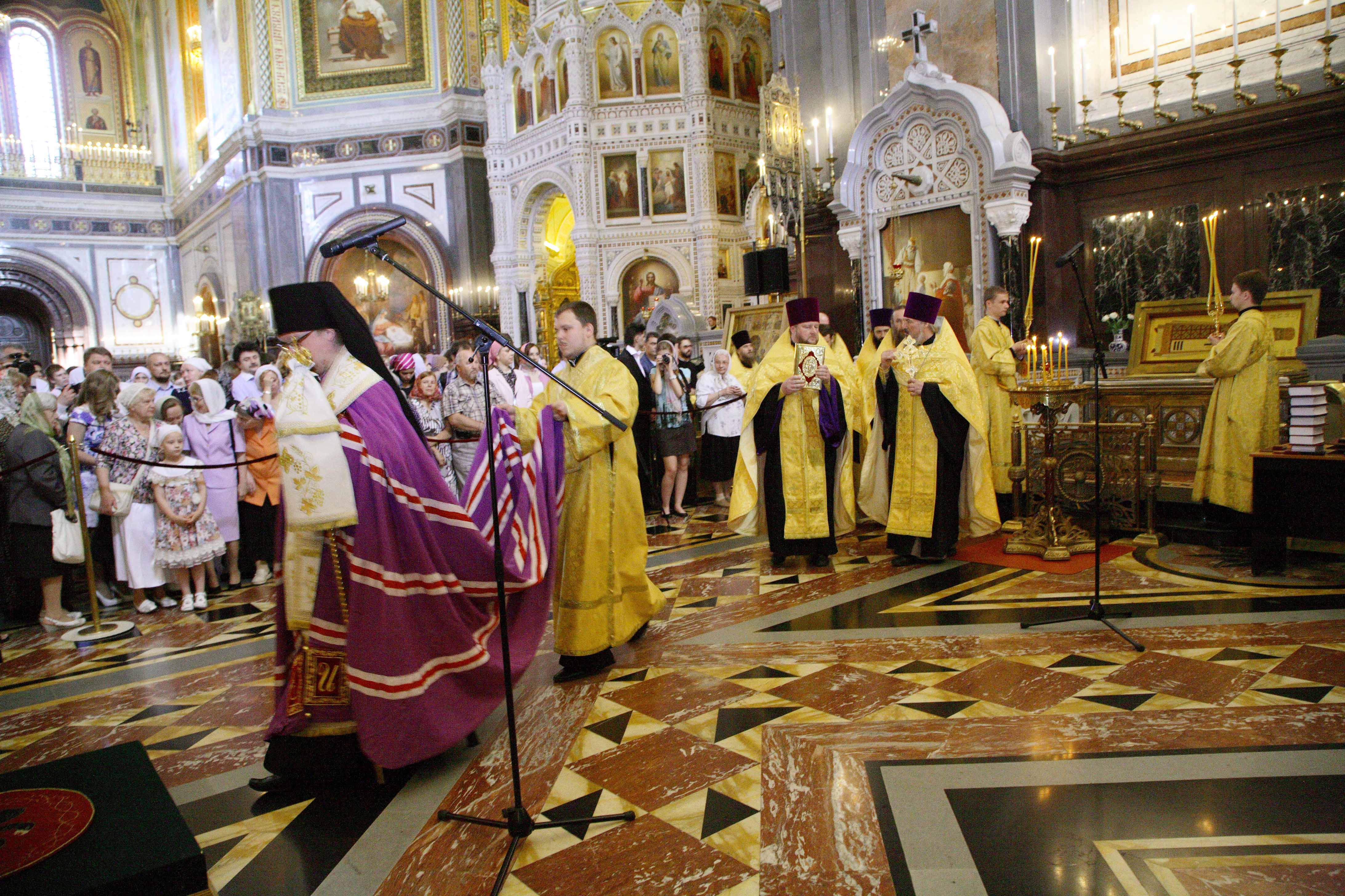 Богослужение в рождественский сочельник патриарх кирилл. Девушки в белых нарядах в храме христа спасителя. Танцы в храме христа. Храм христа спасителя служба сегодня во сколько. Москва.