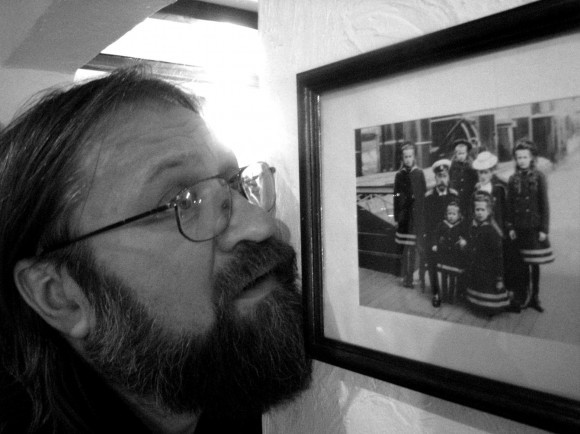 Рязанский священник у семейного портрета Романовых