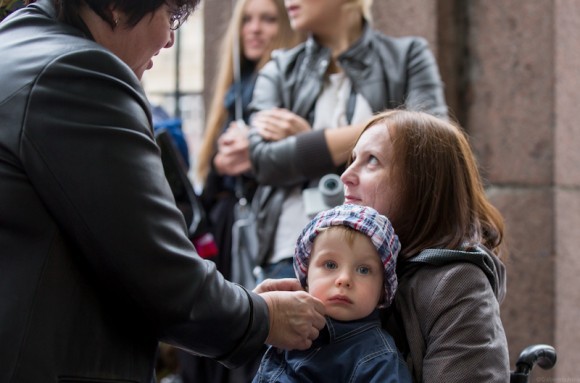 Мама-инвалид  всю прогулку держала на руках малыша