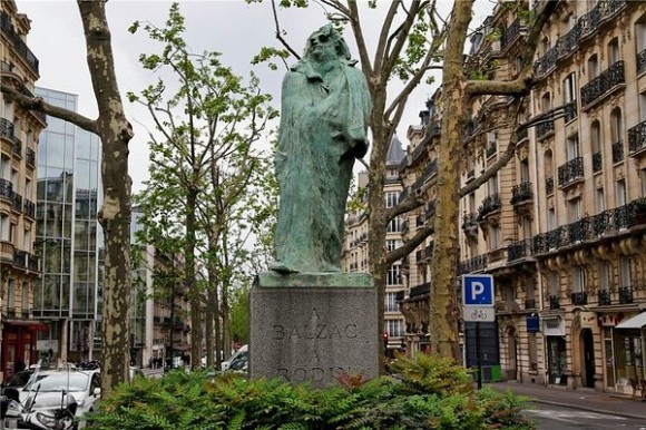 Памятник Бальзаку на улице Распай