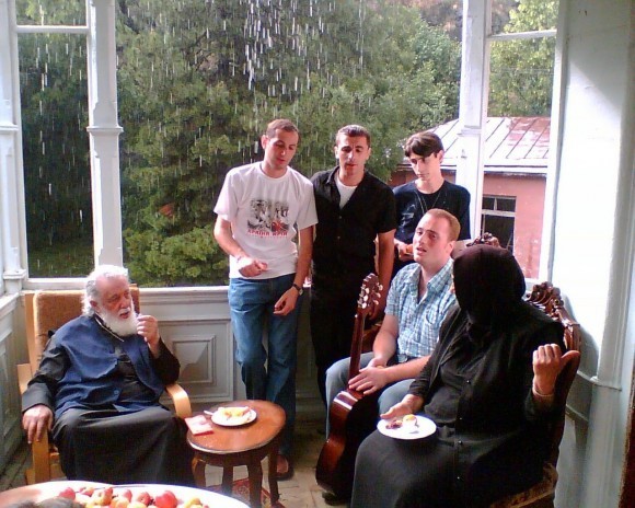 Патриарх Илия II с певчими хора кафедрального Свято-Троицкого собора «Басяни»