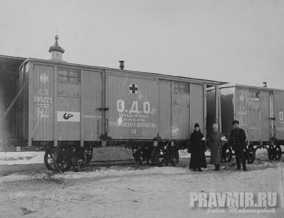 Вагон-церковь при санитарном поезде Черниговского дворянства. Слева направо: священни Павел Флоренский, А.К.Рачинский – предводитель Черниговского дворянства, железнодорожный служащий, заведавший устройством поезда. Москва. За Рогожской заставой, 1915