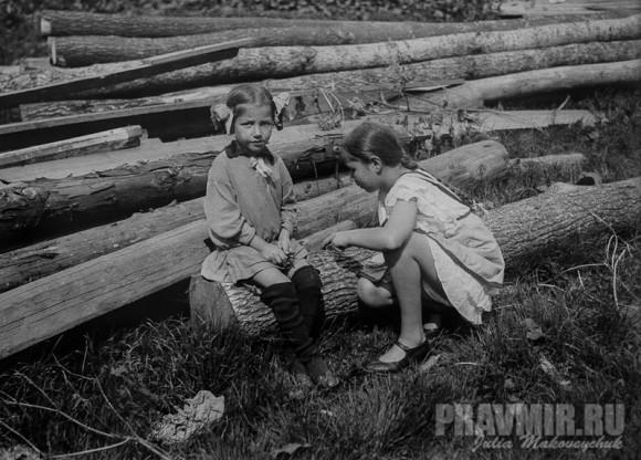 Мария и Ольга Флоренские. Сергиев Посад, конец 1920-х. Цифровая печать со стеклянного негатива