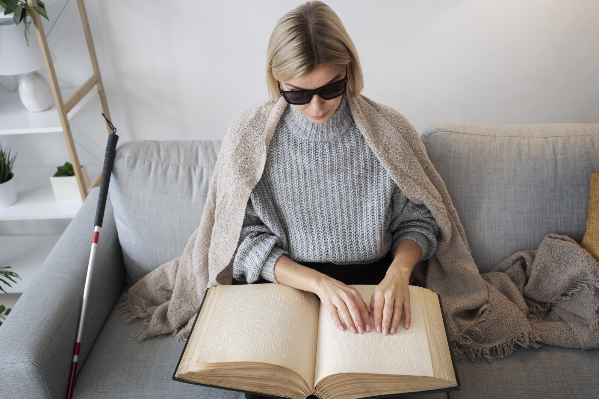 Незрячая девушка читает