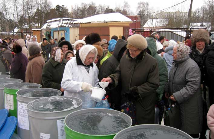 Воду освещают зеленым. Раздача крещенской воды в храмах Воскресенского благочиния. Разлив Святой воды. Очередь к воде. Святая вода бак.