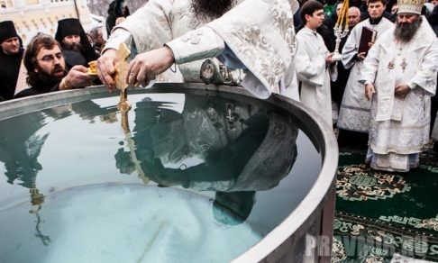 Митрополит Павел освящает воду