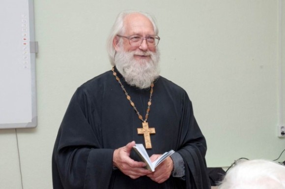 Протоиерей Андрей Логвинов на своем творческом вечере. Фото: kirov.bezformata.ru