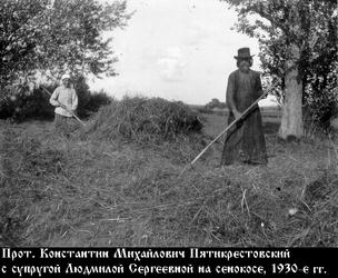 Протоиерей Пятикрестовский Константин Михайлович с супругой Людмилой Сергеевной на сенокосе, 1930-е годы Фото: pstbi.ru