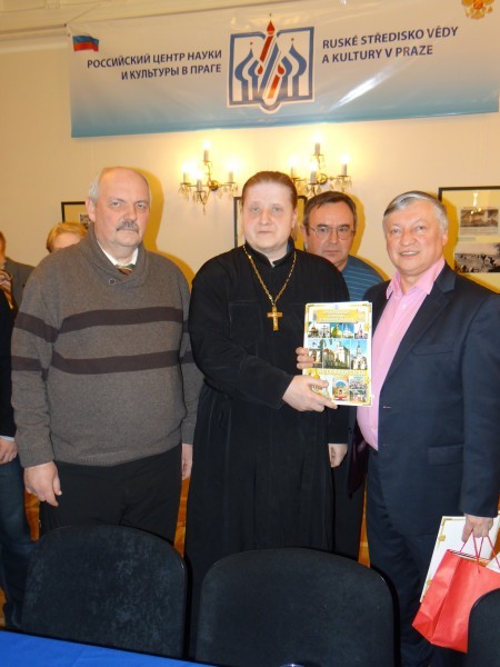 Анатолий Карпов держит Путеводитель православных приходов, рядом академик РАЕН Сергей Комков
