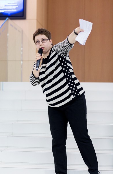 Нюта показывает на ящички, куда надо опускать специально заполненные бланки