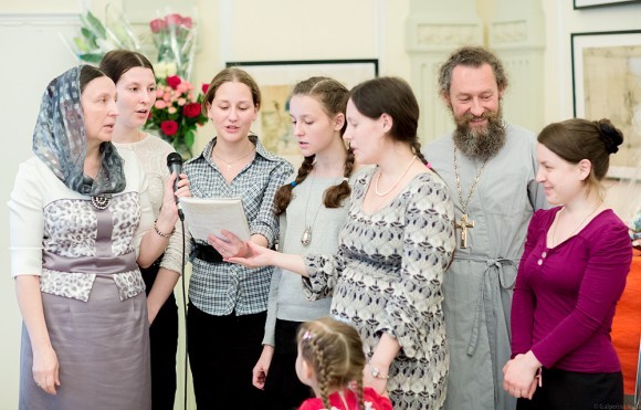 Песня (женская), о. Андрей сказал, что встал петь «по ошибке»