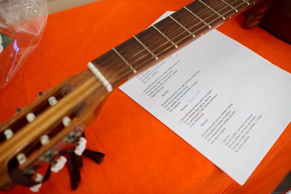 Слова песни были распечатаны на листочках – ведь не все успели повторить