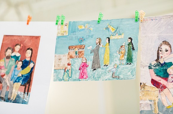 24. Зал был украшен рисунками детей