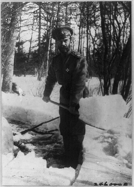 Император Николай II разгребает снег в парке Царского Села, куда он был помещен после февраля 1917 г.